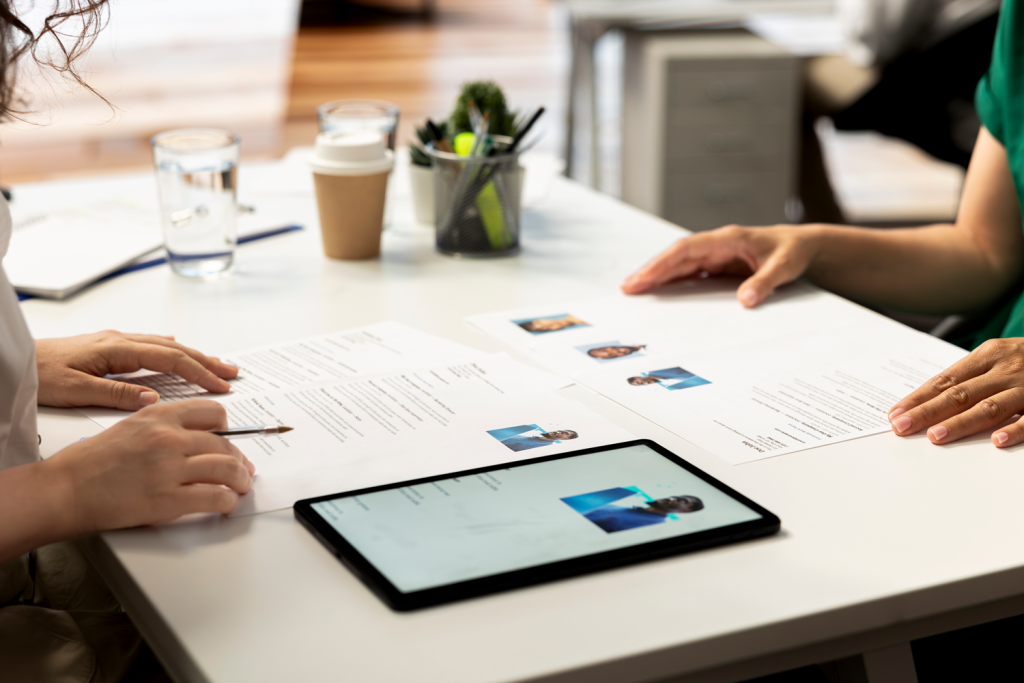 Personalmanager bewertet Bewerbungen