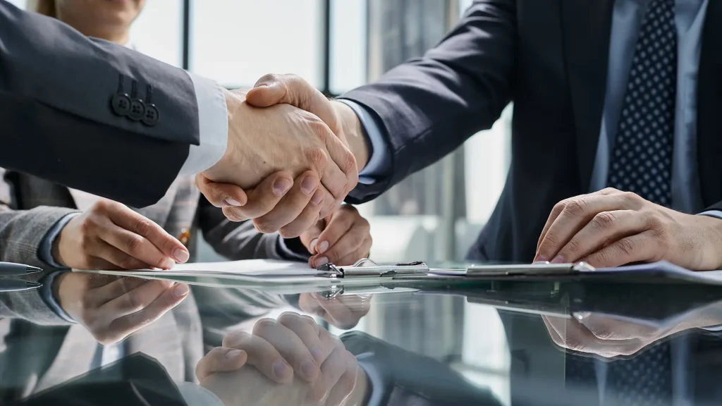 Geschäftspartner begrüßen sich mit Handschlag