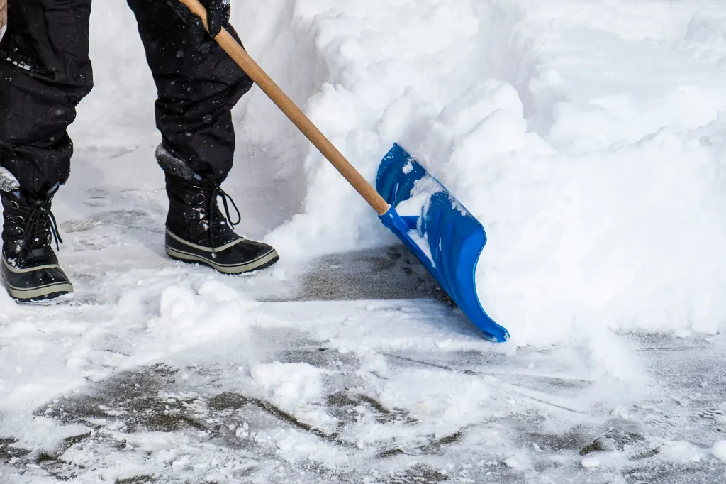 Schneeräumung auf Gehwegen im Winter